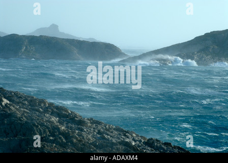 Wellen an Riou Insel Küste von einem windigen Tag Marseille Frankreich Stockfoto