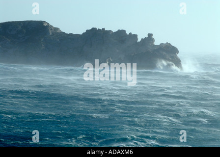 Wellen an Riou Insel Küste von einem windigen Tag Marseille Frankreich Stockfoto