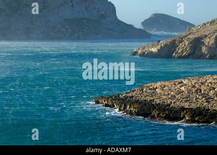 Wellen an Maire Insel Küste von einem windigen Tag Marseille Frankreich Stockfoto