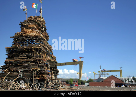 Lagerfeuer in East Belfast mit Harland und Wolff Kran im Hintergrund Stockfoto