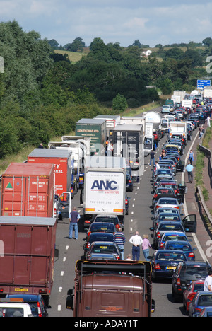 Verkehr auf der Fahrbahn der Autobahn M40 gestoppt, weil der Vorfall, Warwickshire, England, UK Stockfoto