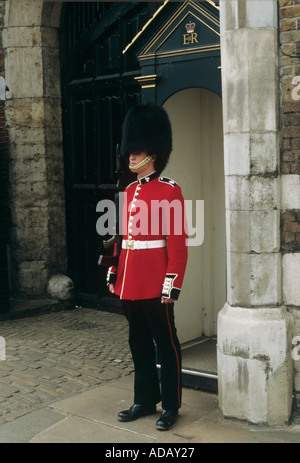 Irish Guard auf Wache außerhalb St James Palace London England Vereinigtes Königreich Stockfoto