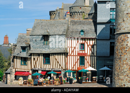 Mittelalterliche Fachwerkhäuser am Ortseingang von Vitré, Bretagne, Frankreich Stockfoto