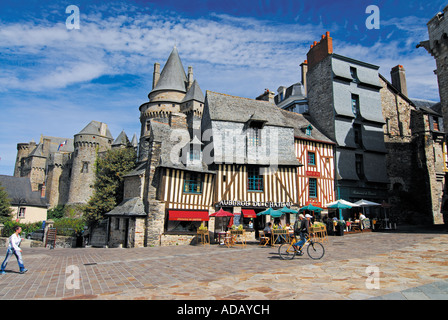 Mittelalterliche Fachwerkhäuser am Ortseingang von Vitré, Bretagne, Frankreich Stockfoto