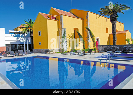 Schwimmbad und restaurierte Hauptgebäude von der Pousada Convento da Graça in Tavira, Algarve, Portugal Stockfoto