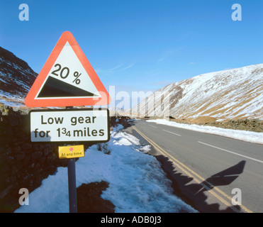 Steile Hügel Zeichen auf dem Gipfel des Kirkstone Pass, Lake District, Großbritannien. Stockfoto