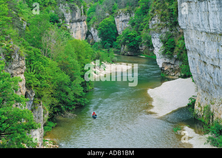 Bootsfahrt auf dem Fluss Tarn, Gorges du Tarn, Millau, Midi-Pyrenäen, Frankreich Stockfoto