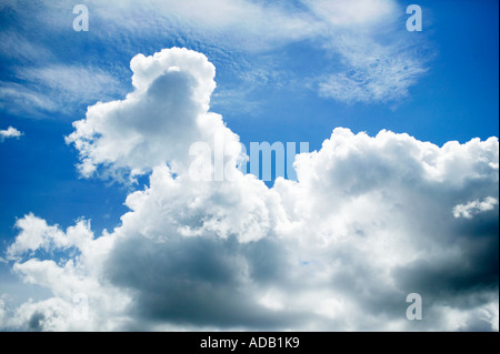 Wolken am blauen Himmel Stockfoto