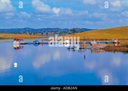 Boote an der Talsperre Barragem da Alqueva, Alqueva, Alentejo, Portugal Stockfoto