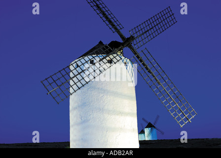 Historische Windmühlen von Campo de Criptana Nacht, Castilla-La Mancha, Spanien Stockfoto