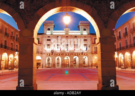 Nachtansicht der Platz Plaza del Mercado Chico, Ávila, Kastilien-León, Spanien Stockfoto