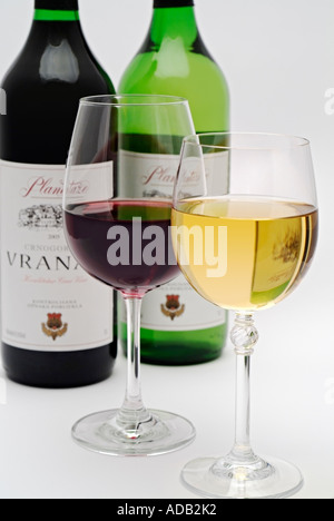 Brille von Vranac rot und Krstac Weißwein mit Weinflaschen im Hintergrund Stockfoto