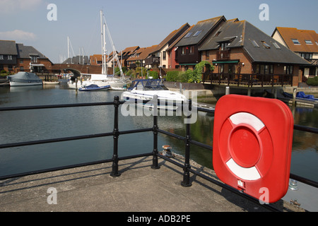 Hythe Hampshire Bootfahren Marina mit Luxus-Yachten und Motorboote und exklusive Häuser Hythe England Stockfoto