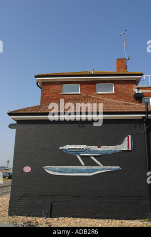 Calshot England Kunstwerk gemacht von Muscheln, die Darstellung des Supermarine S6B Flugzeug Gewinner des 1931 Schneider-Trophy Air race Stockfoto