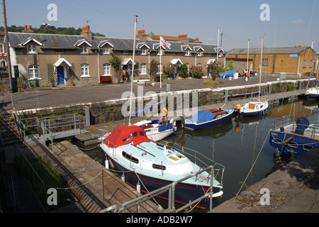 Hafen von Bristol England mit festgemachten Jachten im Bereich Hotwells Stockfoto