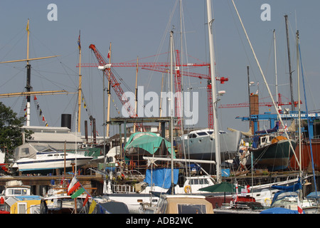 Bristol England Masten von Yachten und Motorboote vor Anker in der Ostsee Wharf Marina im Hafen von Bristol mit Reparaturwerft hinter Stockfoto