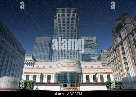 Reflexionen von 1 Canada Square im Cabot Square Wasserbrunnen mit dem Brunnen ausgeschaltet England uk gb Stockfoto