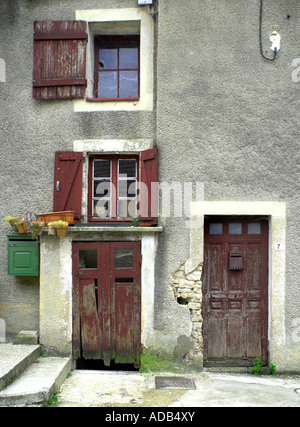 Noyers-Sur Serein, Burgund, Frankreich. Türen und Fenster. Stockfoto