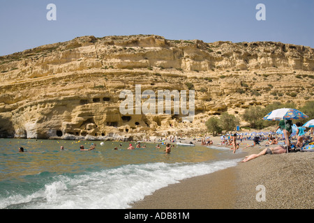 Touristen genießen ihren Urlaub am Strand von Matala / Crete / Griechenland Stockfoto