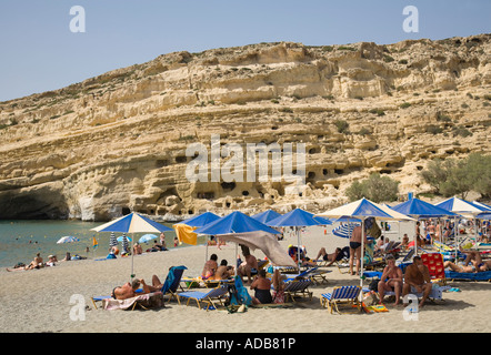 Touristen genießen ihren Urlaub am Strand von Matala / Crete / Griechenland Stockfoto