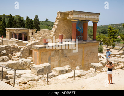 Der Norden Säulensaal am nördlichen Eingang des Palastes an der minoischen Ausgrabungsstätte von Knossos / Crete / Griechenland Stockfoto