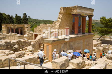 Der Norden Säulensaal am nördlichen Eingang des Palastes an der minoischen Ausgrabungsstätte von Knossos / Crete / Griechenland Stockfoto