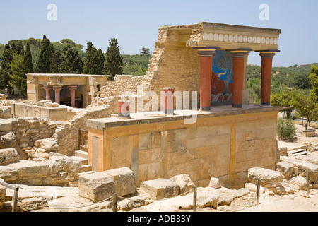 Der Norden Säulensaal am nördlichen Eingang des Palastes an der minoischen Ausgrabungsstätte von Knossos / Crete / Griechenland Stockfoto