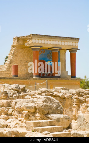 Der Norden Säulensaal am nördlichen Eingang des Palastes an der minoischen Ausgrabungsstätte von Knossos / Crete / Griechenland Stockfoto