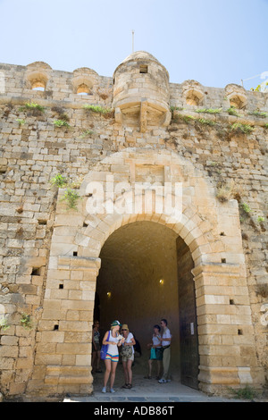 Touristen, die am Eingang der venezianischen Festung von Rethymnon / Crete / Griechenland Stockfoto