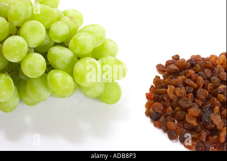 Jede Menge Trauben und Rosinen auf weißem Hintergrund Stockfoto