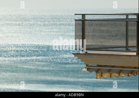 Balkon mit Blick auf mediterrane Stockfoto