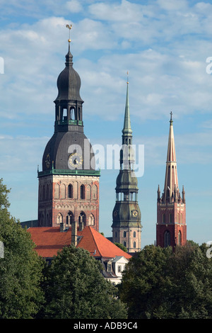 Riga Lettland Kirche Speyer Dom Kirche St. Peters Church St Jacobs Church Blick von Vansu Brücke Stockfoto