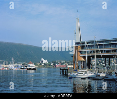 Rica Hotel und Aussicht über den Hafen Ishavskatedralen (Eismeer-Kathedrale), Tromsø, Troms, arktische Norwegen. Stockfoto