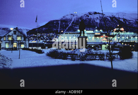 Statue von Roald Amundsen und Aussicht über den Hafen im Winter bei Nacht, Tromsø, Troms, arktische Norwegen. Stockfoto