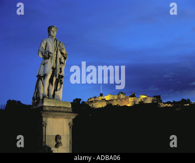 Statue von Allan Ramsay mit Edinburgh Castle, gesehen von der Princes Street in der Nacht, Edinburgh, Lothian, Schottland. Stockfoto