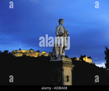 Statue von Allan Ramsay, mit Edinburgh Castle darüber hinaus, in der Nacht von der Princes Street, Edinburgh, Lothian, Schottland, UK gesehen. Stockfoto