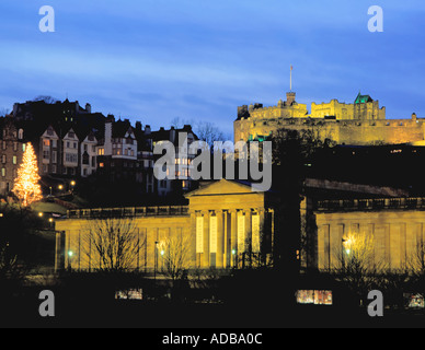 Teil des The Royal Mile, Edinburgh Castle und nationaler Küche in der Nacht, Edinburgh, Lothian, Schottland. Stockfoto