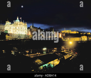 Edinburgh-Skyline bei Nacht gesehen über Waverley Station, Edinburgh, Lothian, Schottland, UK. Stockfoto