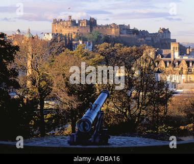 Historischen Edinburgh Castle vom Calton Hill an einem Herbsttag, Edinburgh, Lothian, Schottland gesehen. Stockfoto