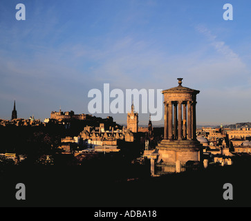 Stadt von Edinburgh im Morgengrauen von Calton Hill, Edinburgh, Lothian, Schottland, UK. Stockfoto