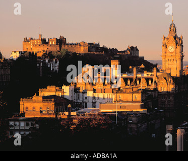 Edinburgh Castle im Morgengrauen von Calton Hill, Edinburgh, Lothian, Schottland, UK. Stockfoto