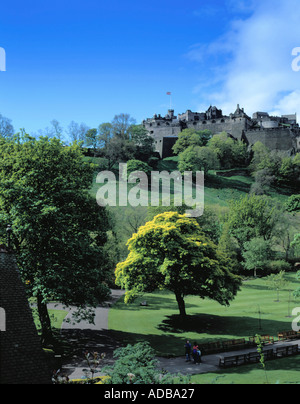 Edinburgh Castle über Princes Street Gardens, Edinburgh, Lothian, Schottland, UK gesehen. Stockfoto