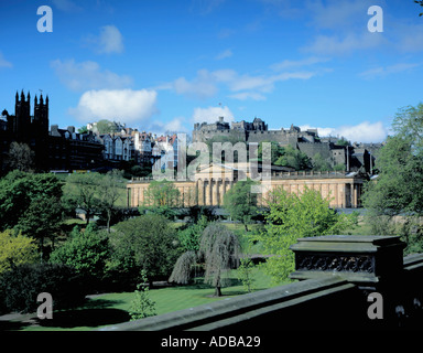 National Gallery gesehen über Princes Street Gardens, Edinburgh Castle über Edinburgh, Lothian, Schottland, UK. Stockfoto