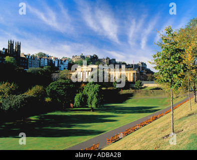 National Gallery gesehen über Princes Street Gardens, Edinburgh Castle über Edinburgh, Lothian, Schottland, Vereinigtes Königreich. Stockfoto