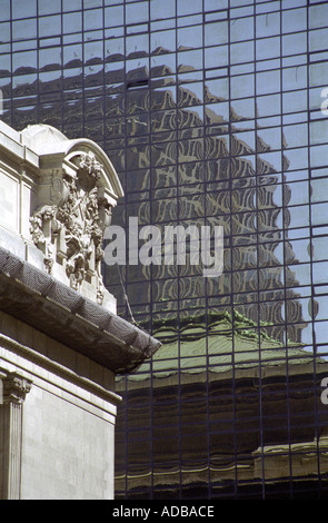 Reflexion eines Wolkenkratzers in einem anderen auf West 42nd Street Manhattan New York mit alten Nebengebäude neu Stockfoto