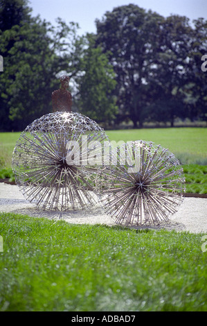 Gartenskulpturen aus Edelstahl Stockfoto