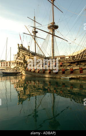 Eine Rekonstruktion des Columbus Segeln Schiff in dem alten Hafen von Genua in Italien Stockfoto
