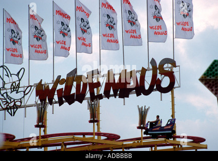 Die wilde Maus eine traditionelle Achterbahn auf dem Oktoberfest in München Bayern Deutschland Stockfoto