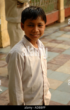 Lächelnde indisches Kind in Rani Sati Tempel in Jhunjhunu in Rajasthan in Indien Stockfoto