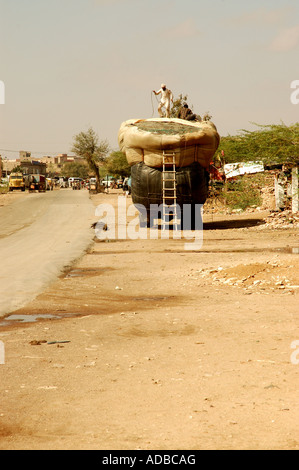Überladene Lkw auf der Autobahn von Rajasthan Stockfoto